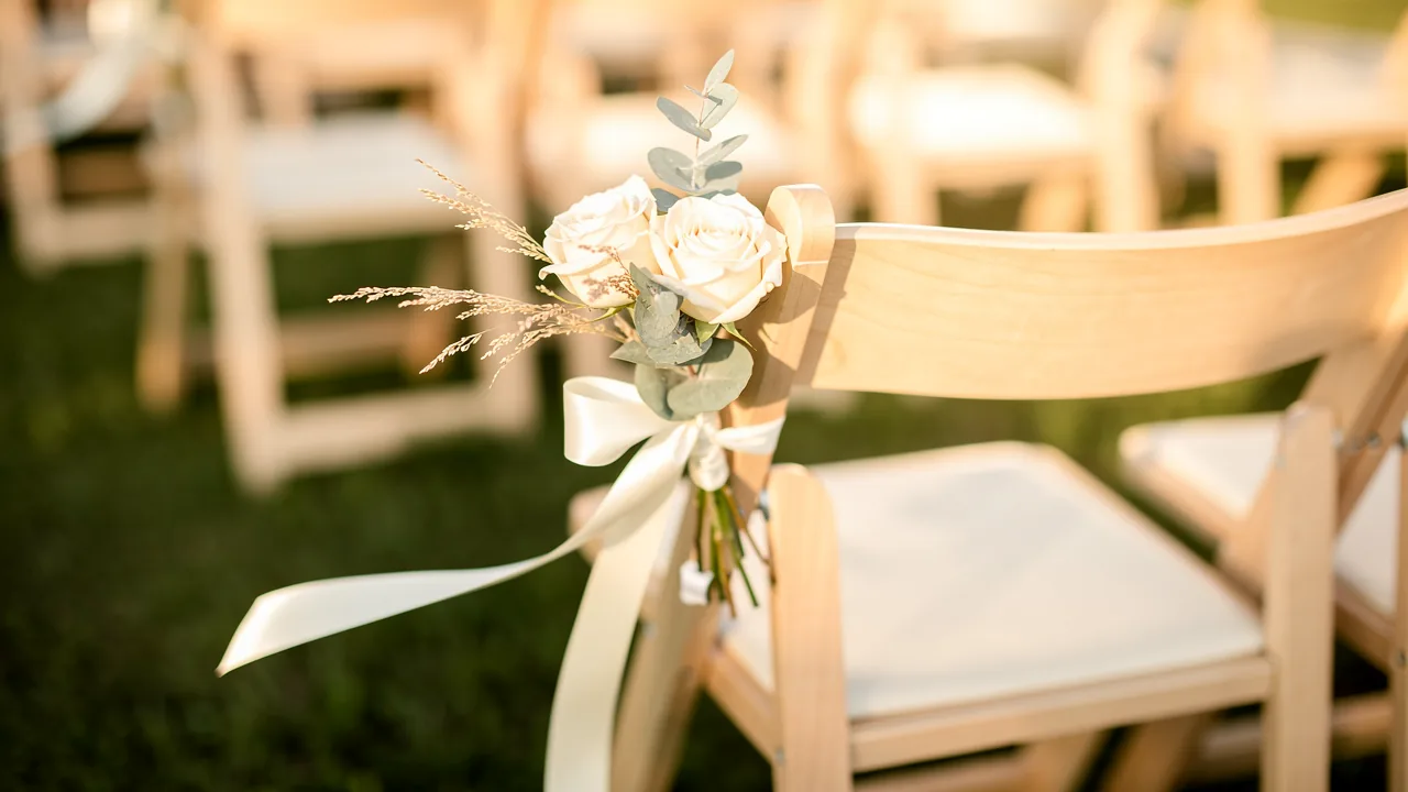 Stuhlschmuck für die freie Trauung